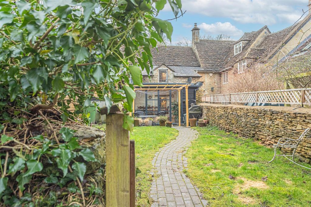 3 bed terraced house for saleWaterside, Castle Combe SN14 photo 4