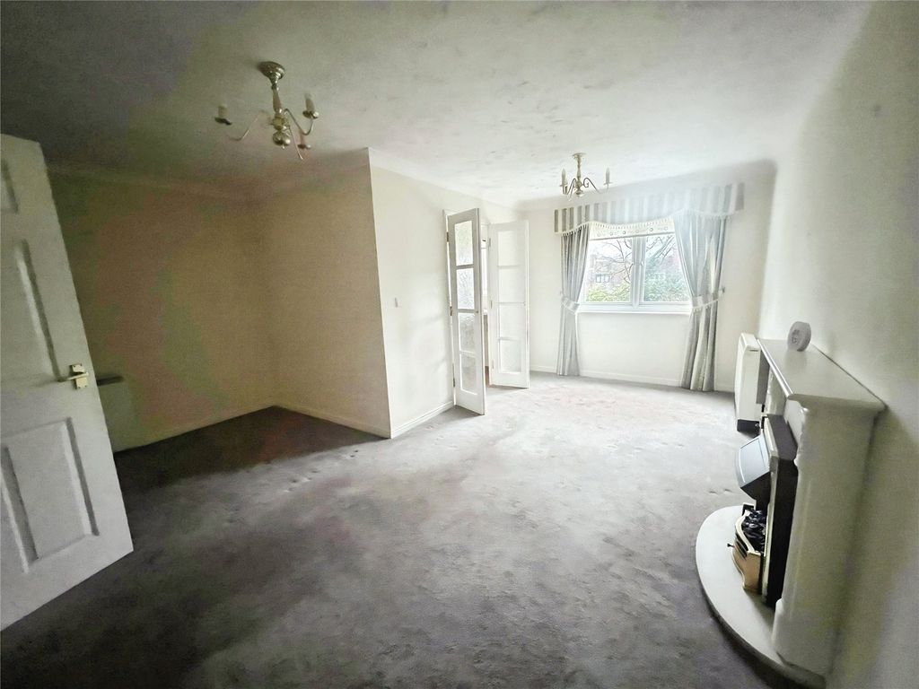 2 bed flat for salePenn Road, Wolverhampton, West Midlands WV4 photo 4