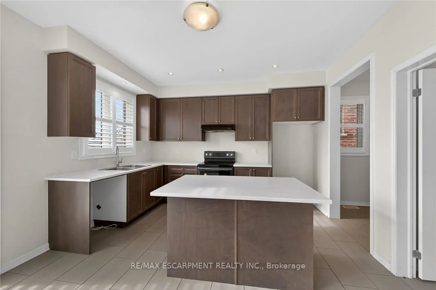 Additional image 13 of 17 Larry Crescent