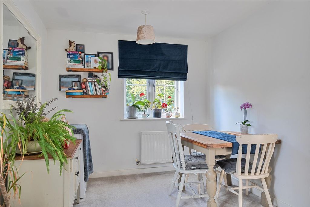2 bed flat for saleWadworth Road, Devizes SN10 photo 3