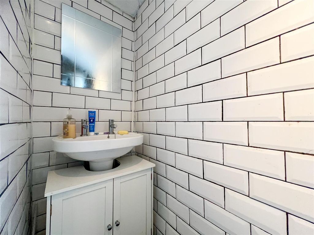 Additional image 15 of 4 bed property for saleHillswood Avenue, Leek ST13