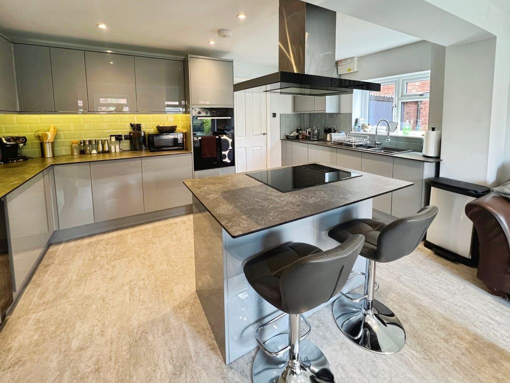 3 bed semi-detached house for salePark Road, Barton-Under-Needwood DE13 photo 5