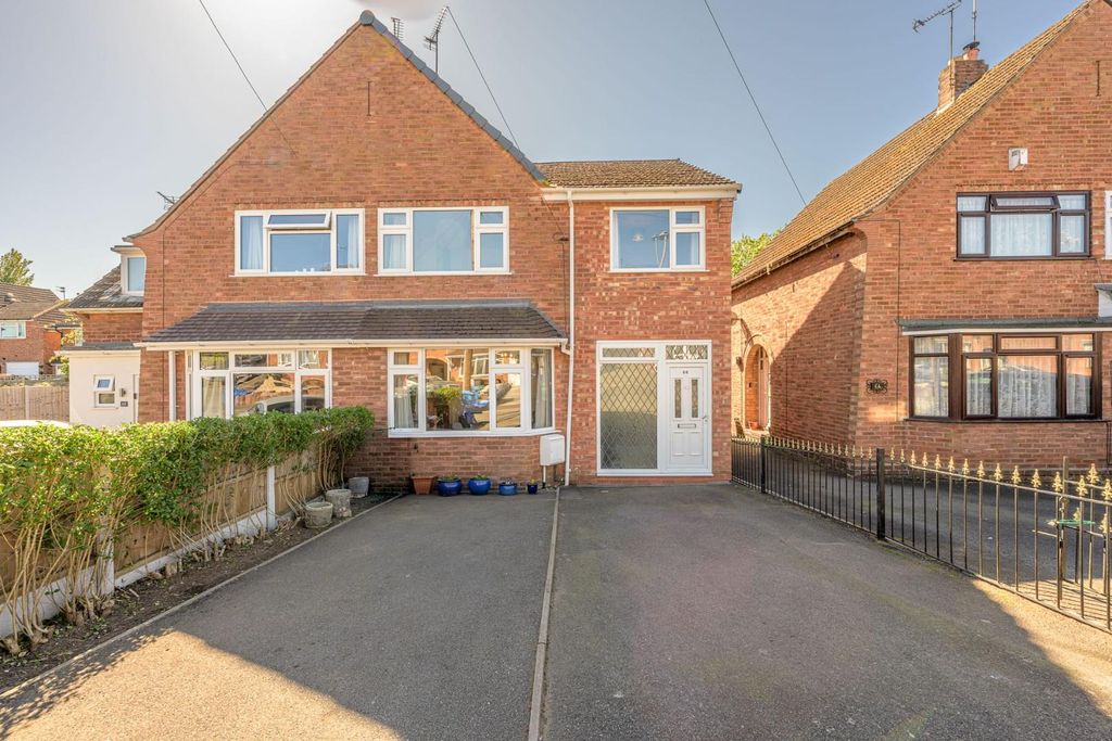 4 bed property for saleSandringham Road, Wombourne, Wolverhampton WV5