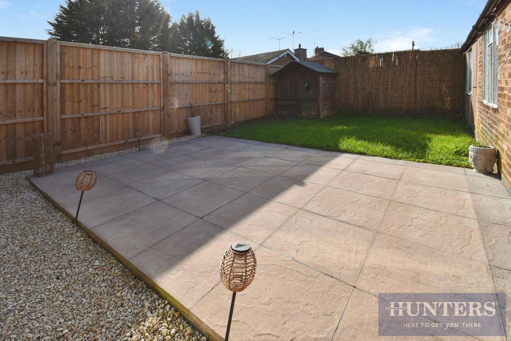 3 bed semi-detached house for saleKent Crescent, Wigston LE18