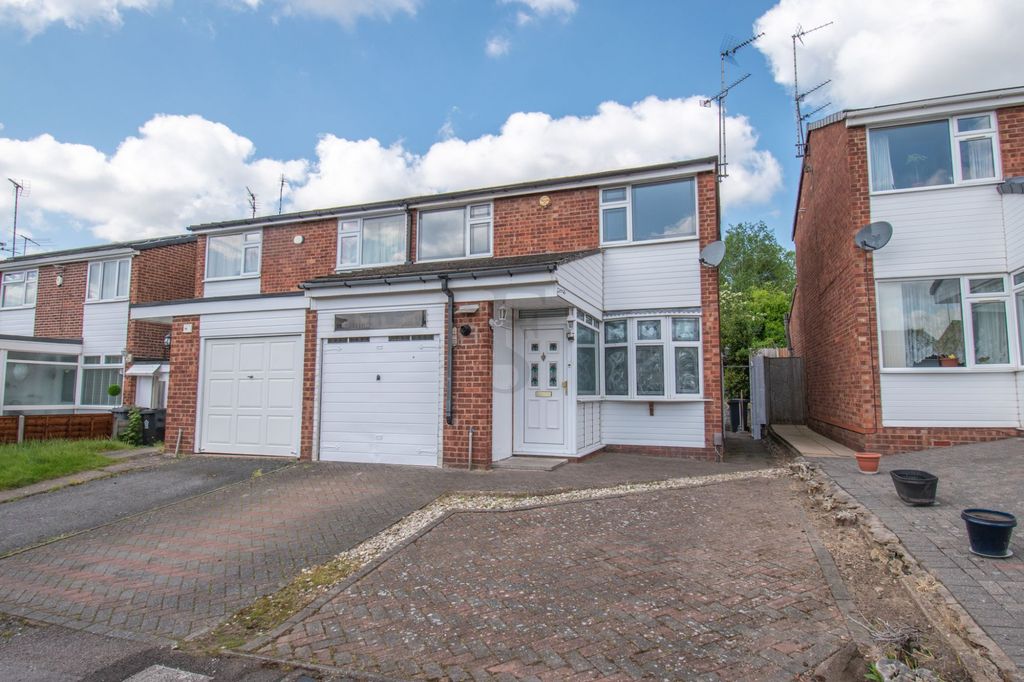 3 bed semi-detached house for saleNevanthon Road, Leicester LE3