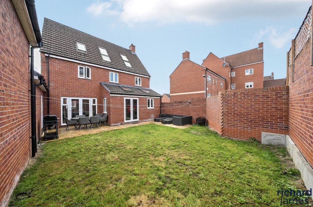 Additional image 20 of 5 bed detached house for saleCloatley Crescent, Royal Wootton Bassett, Royal Wootton Bassett SN4