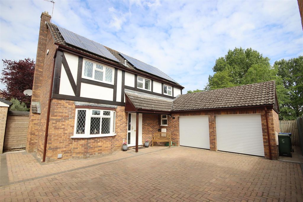 4 bed detached house for saleHedge Row, Chippenham SN15