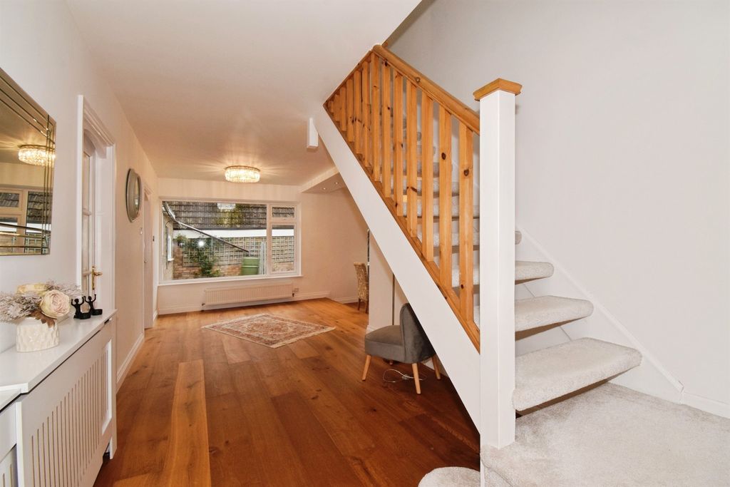 4 bed detached house for saleBelleville Drive, Oadby, Leicester LE2 photo 5