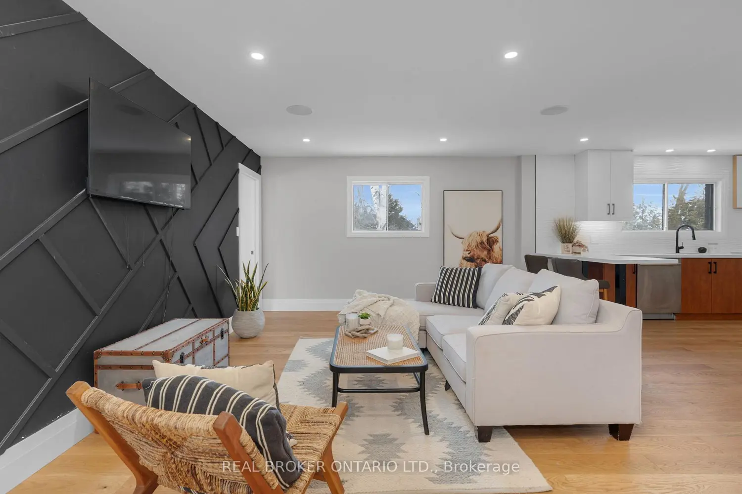 Additional image 8 of 943 Barry Avenue