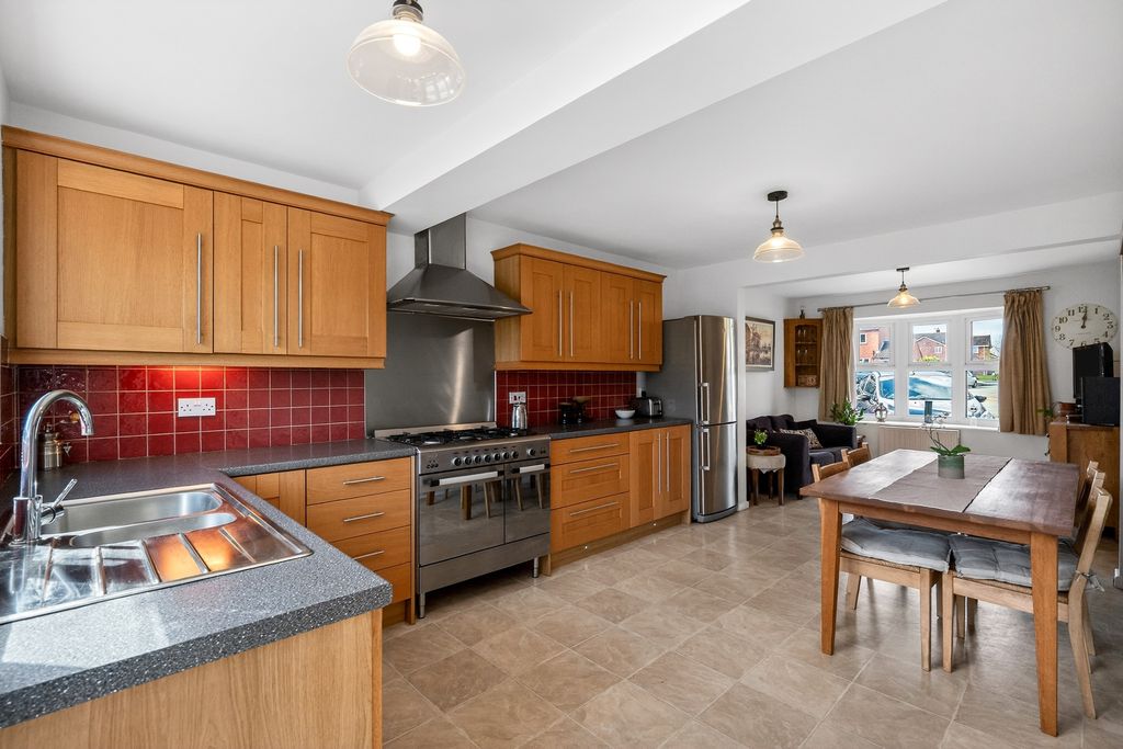 4 bed detached house for salePark Close, Barton Under Needwood DE13 photo 2