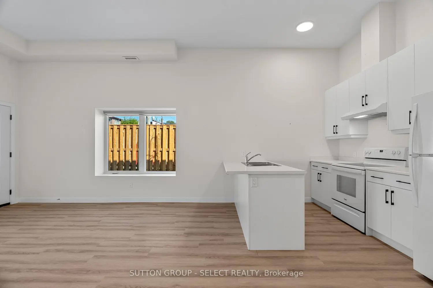 370 William Street photo 4