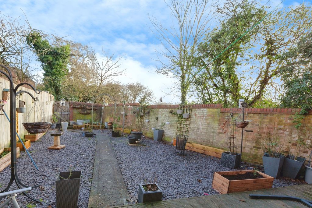 Additional image 16 of 5 bed semi-detached house for salePitchens Close, Leicester, Leicestershire LE4