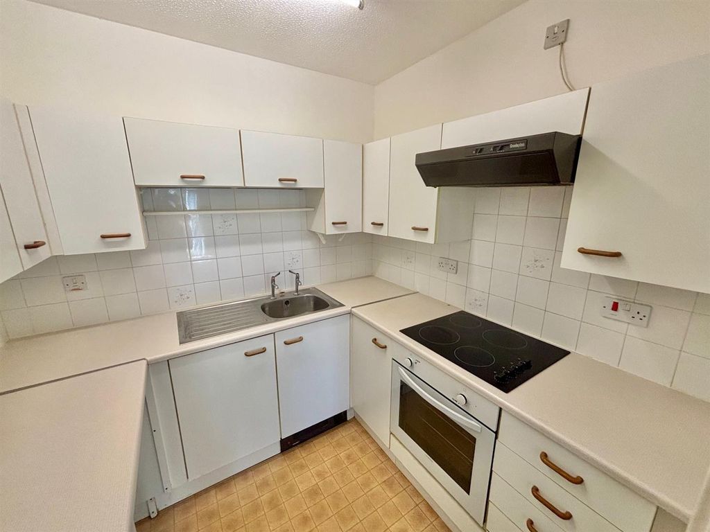1 bed flat for salePolebarn Road, Trowbridge BA14 photo 5