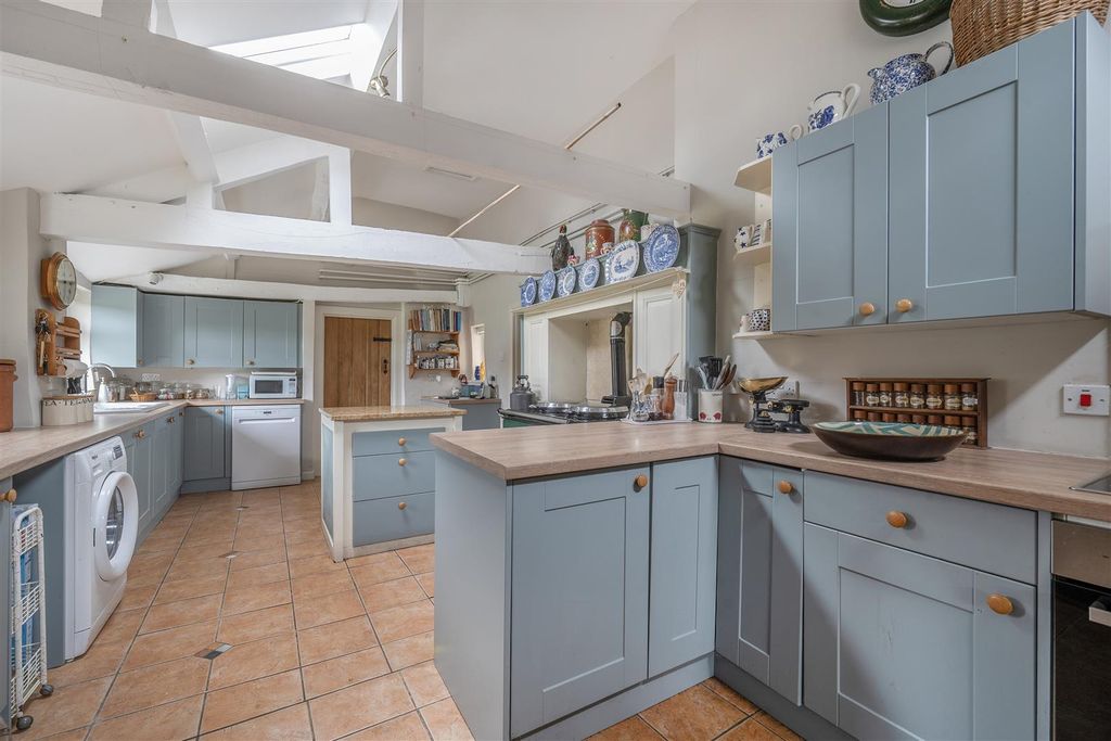 3 bed detached house for saleBulkington, Devizes SN10 photo 3