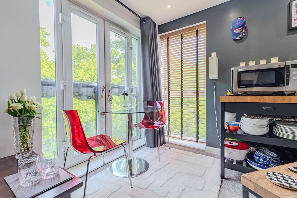 2 bed flat for salePavilion Close, Leicester LE2 photo 4