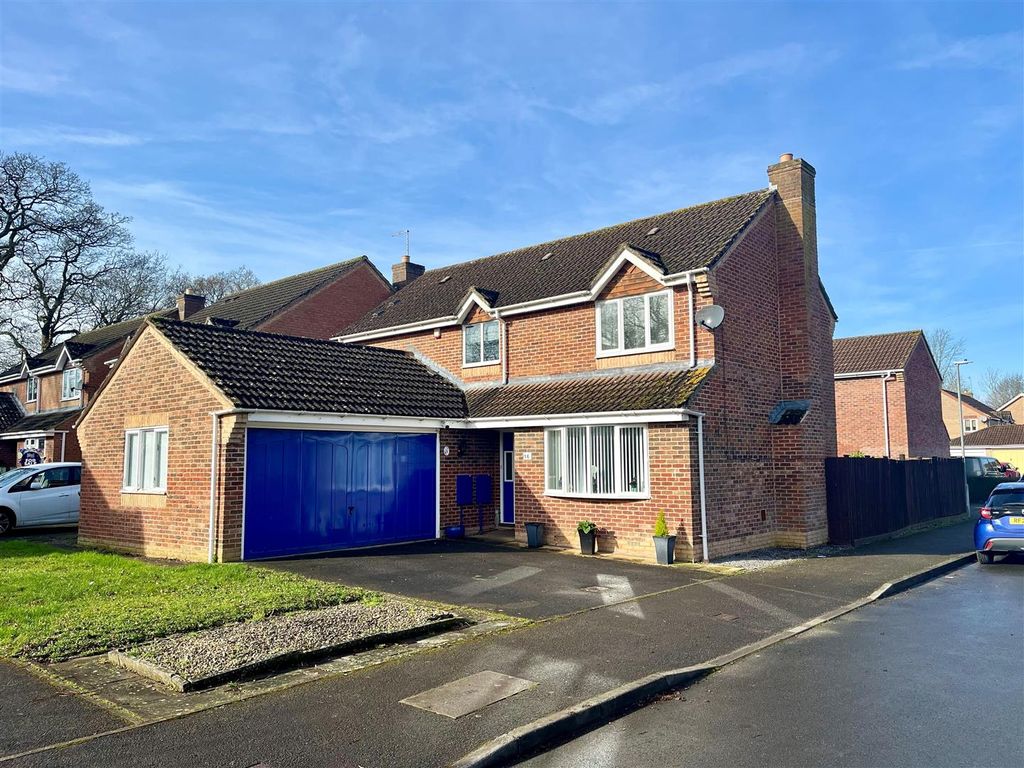 4 bed detached house for saleThomas Mead, Chippenham SN15