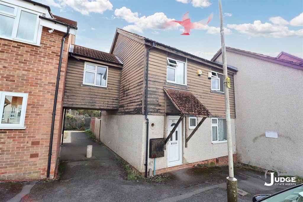 4 bed terraced house for salePitchens Close, Leicester LE4