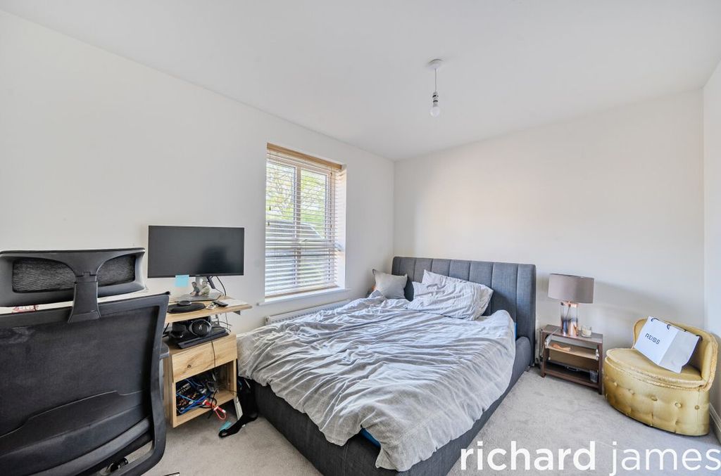 Additional image 8 of 2 bed flat for saleChaddington Strand, Swindon SN1