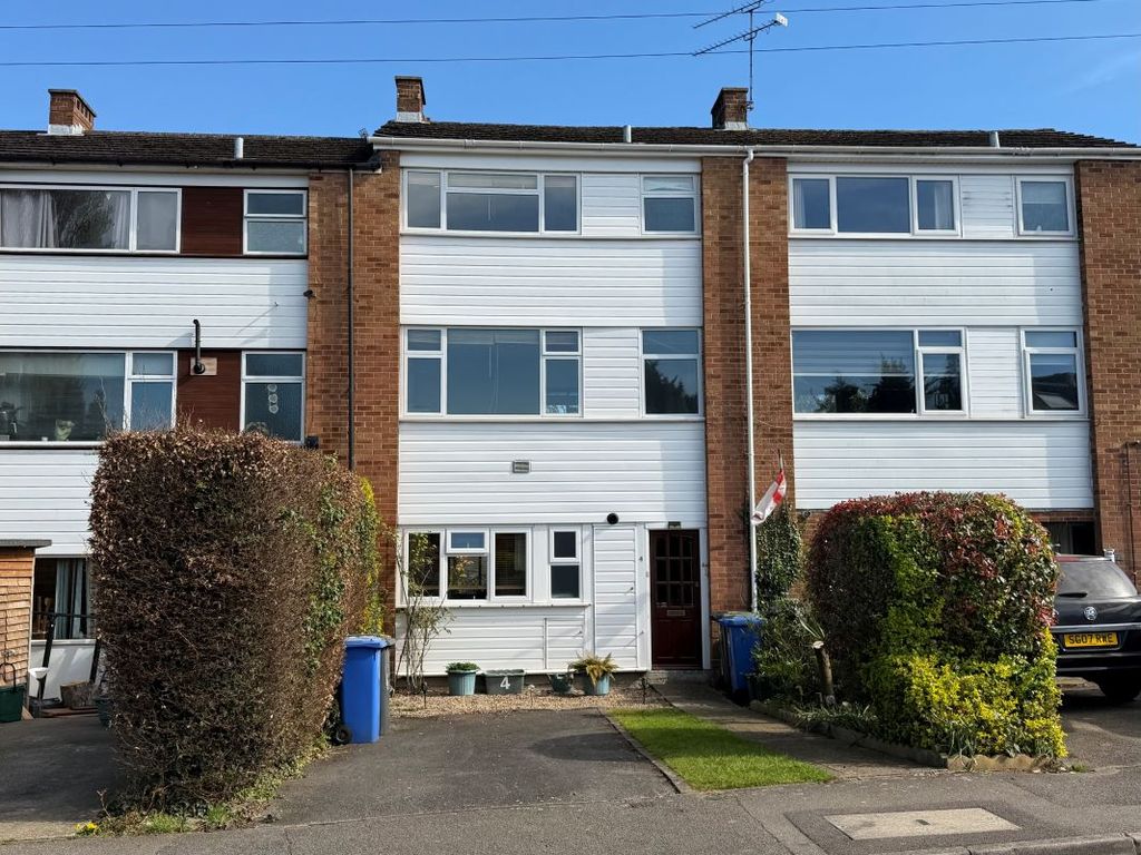 3 bed maisonette for sale4A Kingsway, Blackwater, Camberley, Surrey GU17