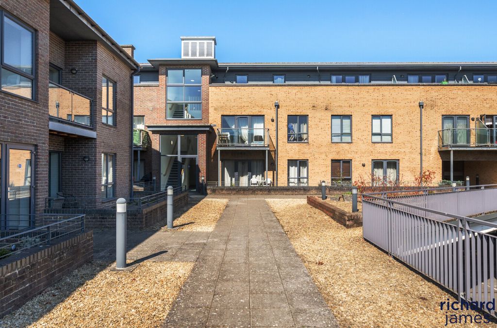 2 bed flat for saleKing House, Firefly Avenue, Swindon SN2