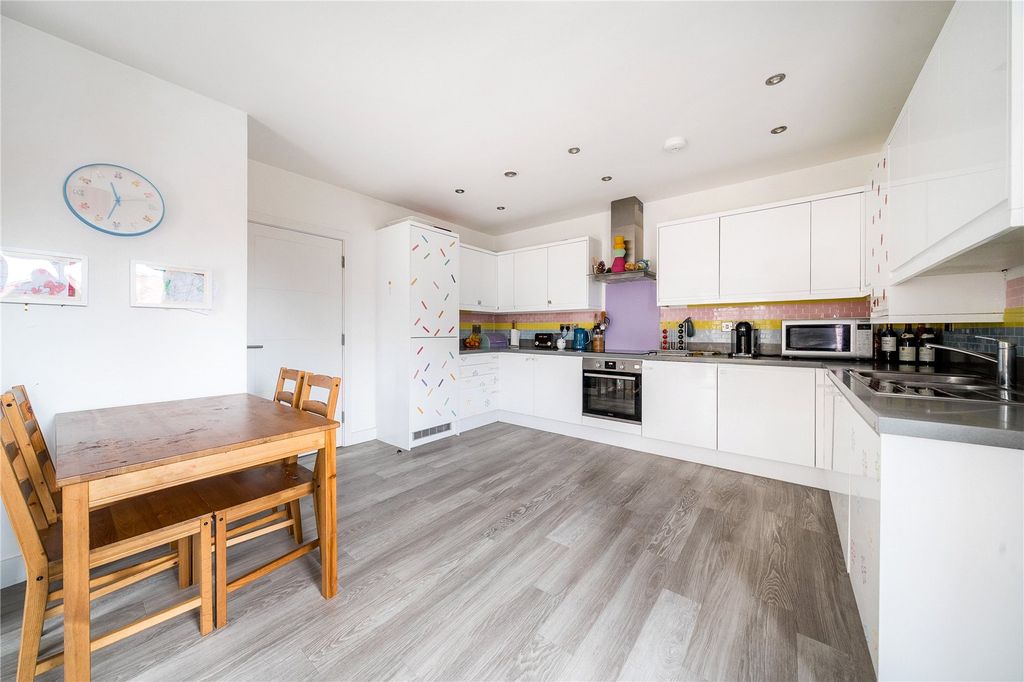 2 bed flat for saleWildridings Road, Bracknell, Berkshire RG12 photo 3