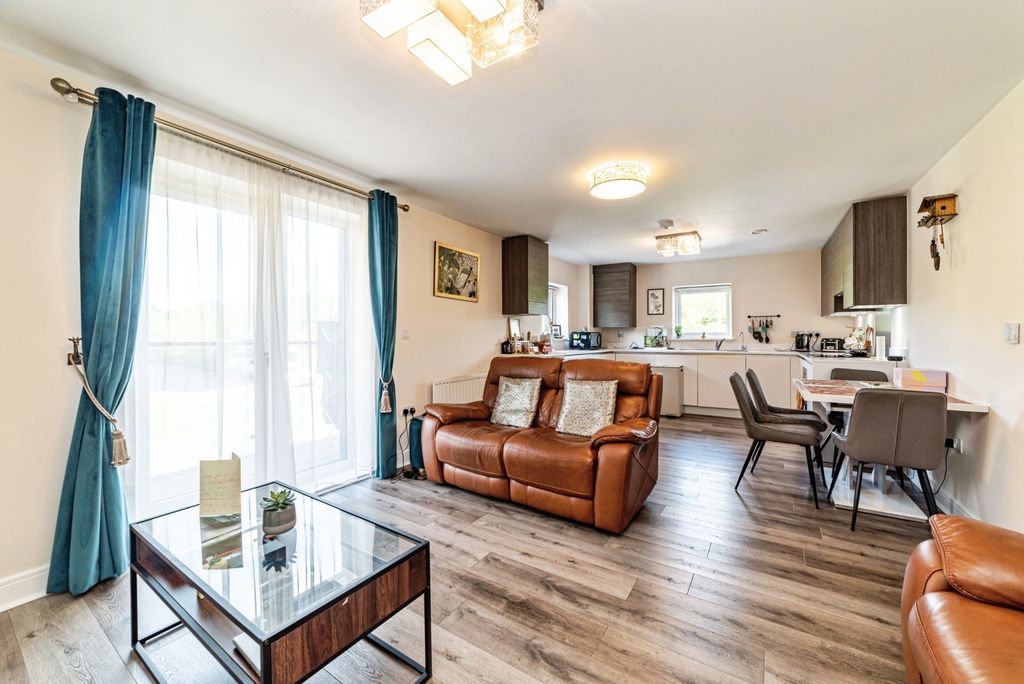 Additional image 7 of 2 bed flat for saleWebster Close, Bracknell, Berkshire RG12
