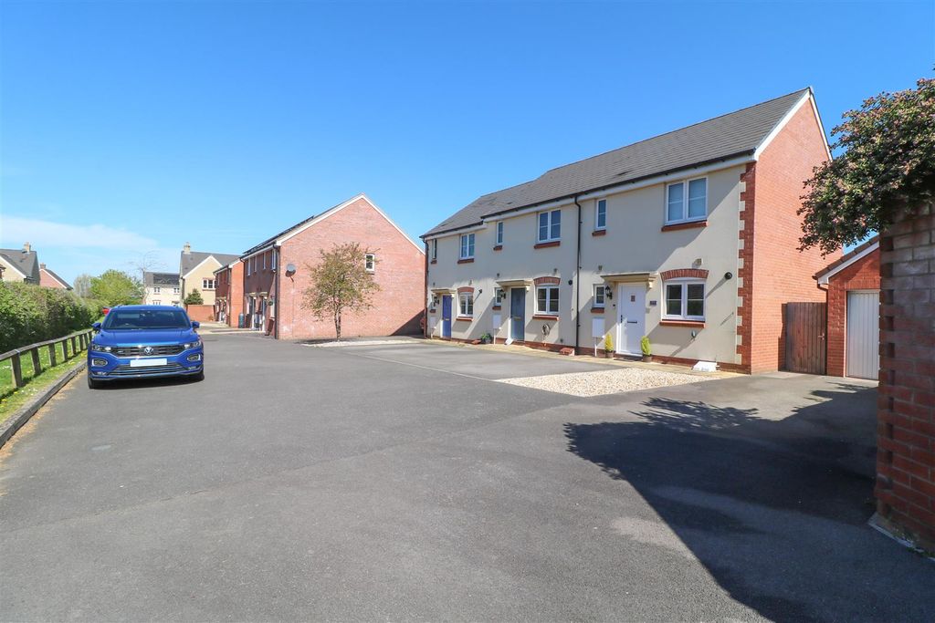 2 bed end terrace house for saleLinnet Lane, Melksham SN12