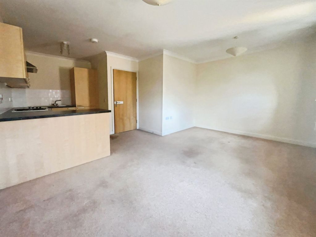 2 bed flat for saleMarbeck Close, Swindon SN25 photo 3