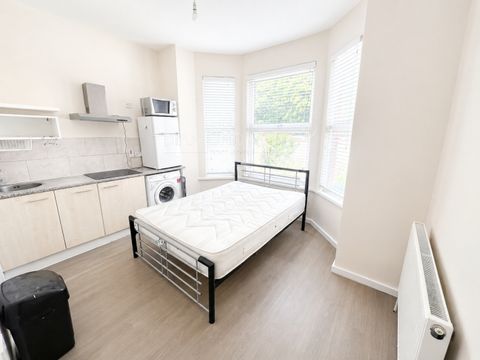 Parkside Road, Hounslow TW3, Studio to rent