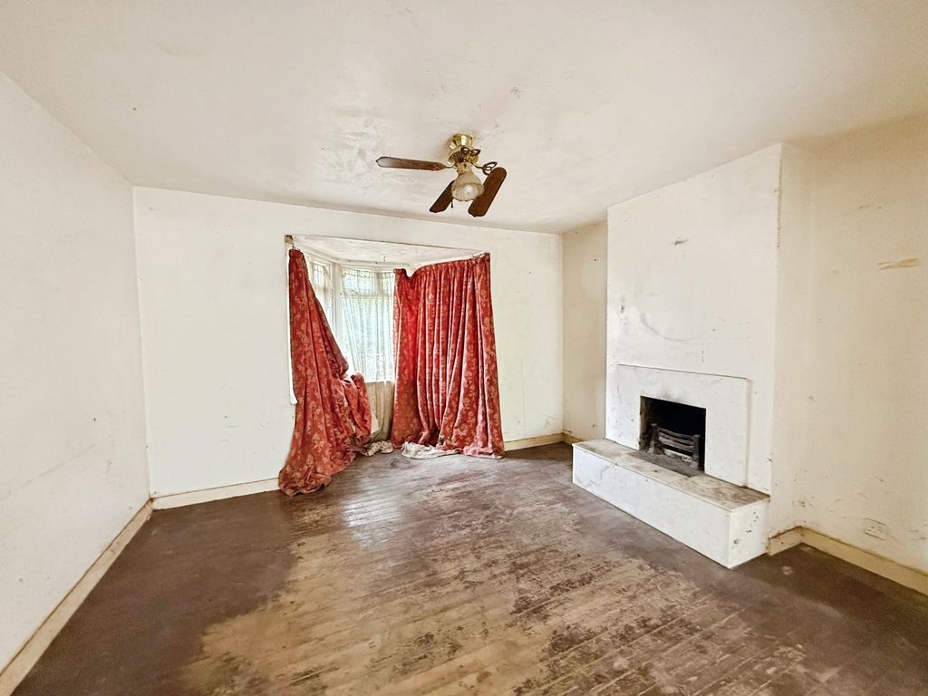 Additional image 3 of 4 bed semi-detached house for saleWhite City, Crowthorne, Berkshire RG45