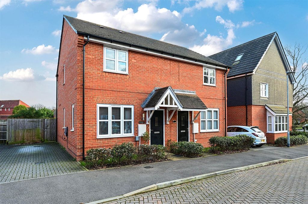 2 bed semi-detached house for saleDragonfly Chase, Sandhurst, Berkshire GU47