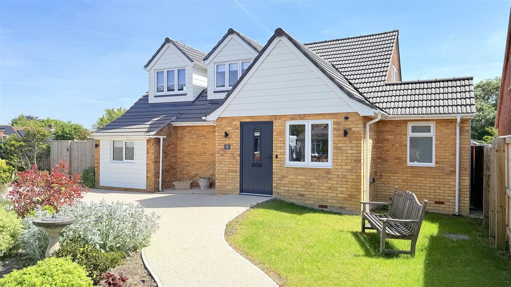 3 bed detached house for saleManor Close, Urchfont, Devizes SN10