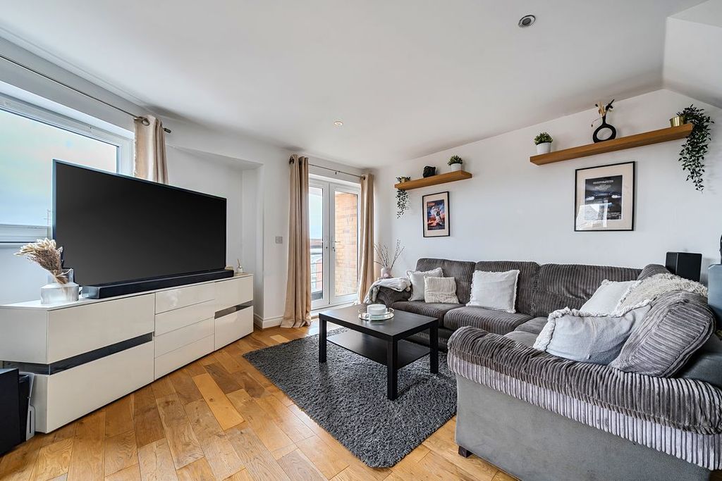 Additional image 4 of 3 bed flat for salePasteur Drive, Old Town, Swindon SN1