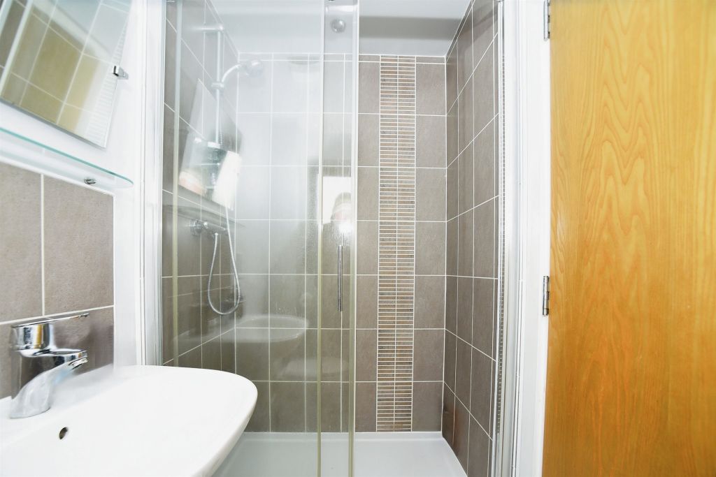 2 bed flat for saleSeacole Crescent, Swindon SN1 photo 3