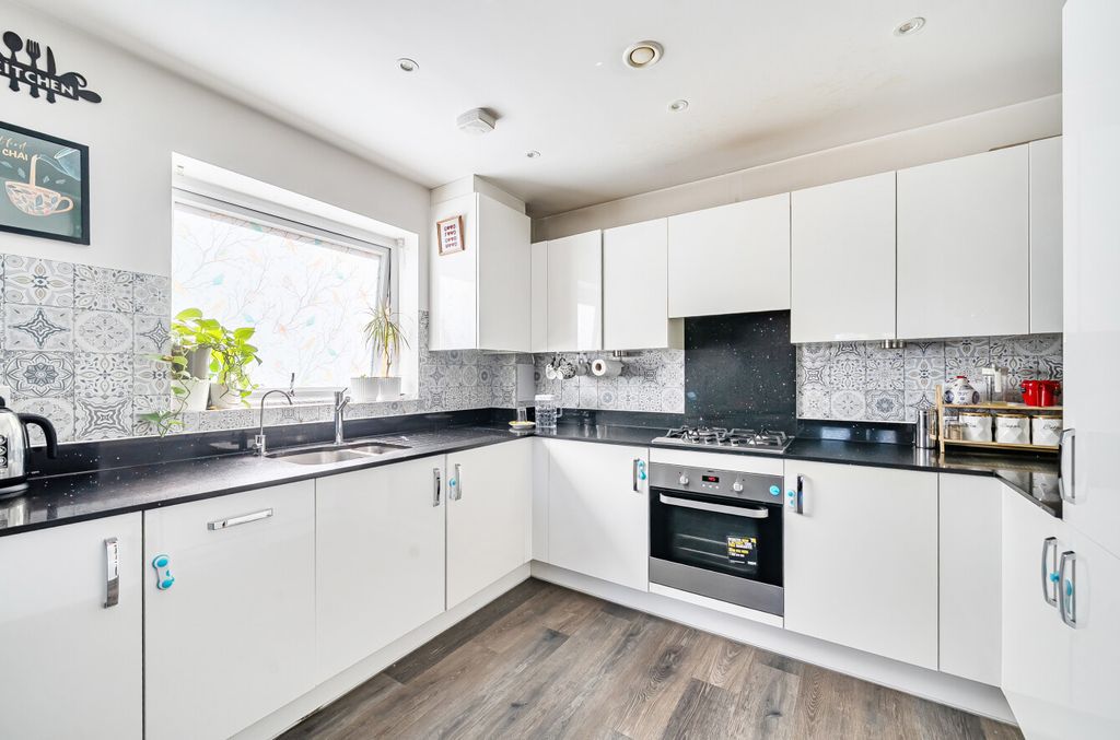 Additional image 7 of 2 bed flat for saleBroad Lane, Bracknell RG12
