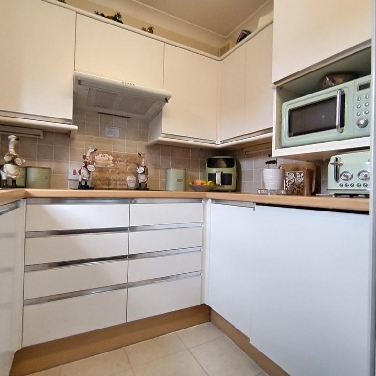 1 bed flat for saleTebbit Close, Bracknell RG12 photo 3
