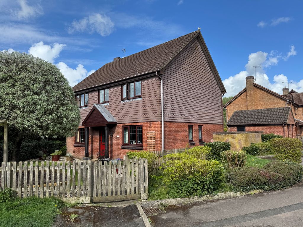 4 bed detached house for saleJewel Close, Grange Park, Swindon SN5