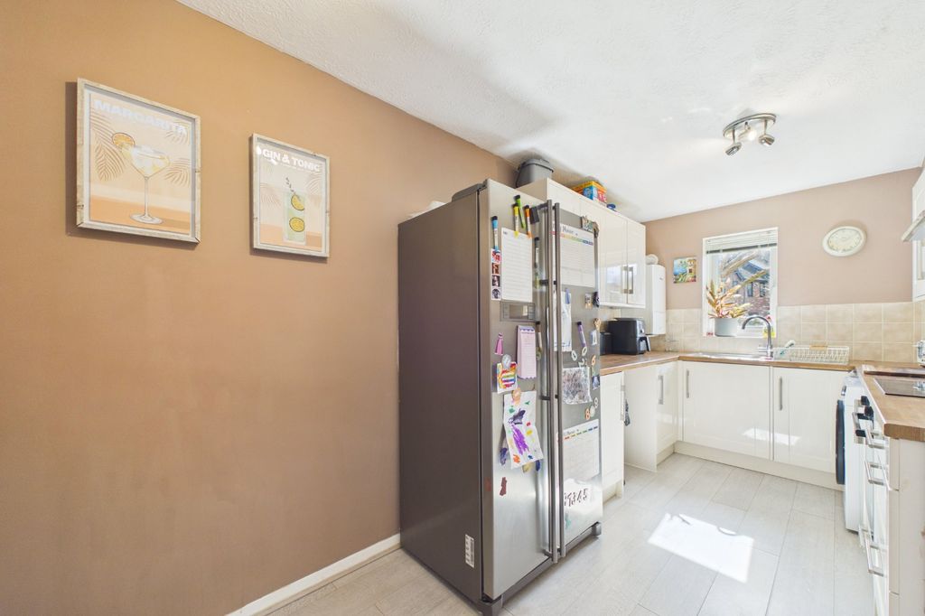 2 bed flat for saleHebbecastle Down, Warfield, Berkshire RG42 photo 4