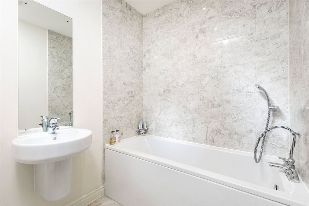 Additional image 7 of 2 bed flat for saleFulmar Crescent, Bracknell, Berkshire RG12