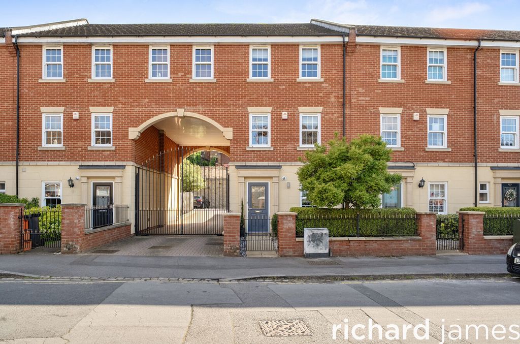 4 bed terraced house for saleHunt Street, Old Town, Swindon SN1
