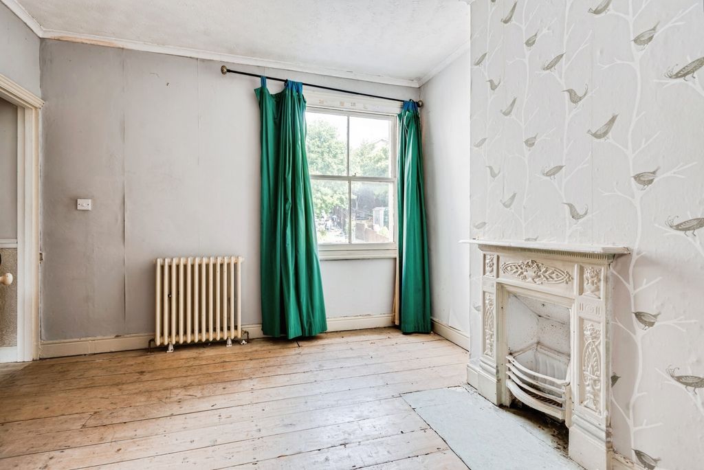 Additional image 10 of 4 bed semi-detached house for saleKingshill Road, Swindon, Wiltshire SN1
