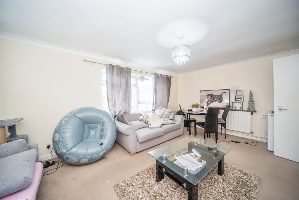 2 bed flat for saleCherry Close, Salisbury SP2 photo 4