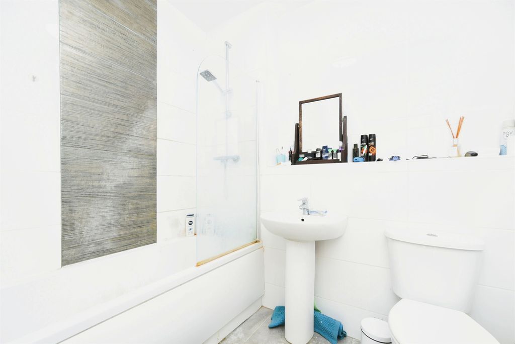 Additional image 4 of 1 bed flat for saleFarnsby Street, Swindon SN1