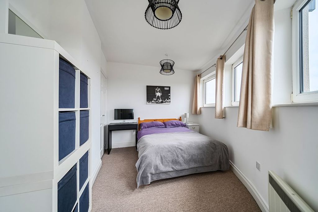 Additional image 16 of 3 bed flat for salePasteur Drive, Old Town, Swindon SN1