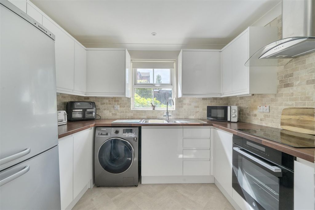 2 bed flat for saleTalavera Close, Crowthorne, Berkshire RG45 photo 2