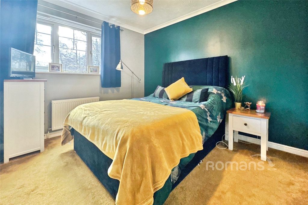 3 bed link detached house for saleOld Forge End, Sandhurst, Berkshire GU47 photo 4