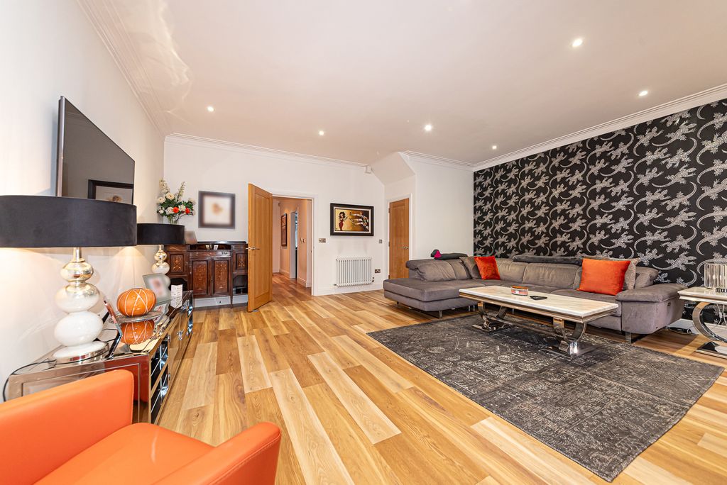 Additional image 5 of 4 bed town house for saleGatcombe Crescent, Ascot, Berkshire SL5