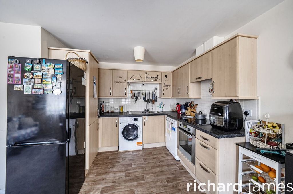 Additional image 3 of 2 bed flat for saleKimmeridge Court, Ripley Road, Old Town SN1