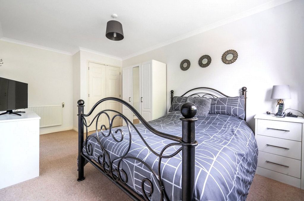 1 bed flat for saleDavy Place, Bracknell, Berkshire RG12 photo 5