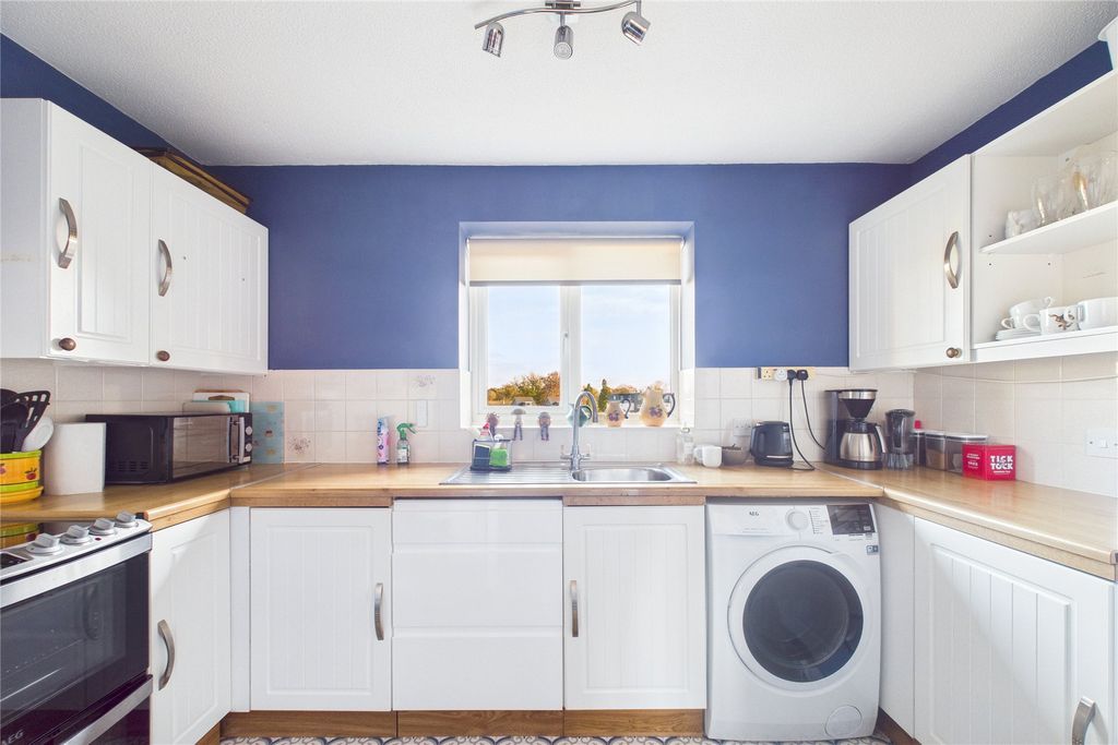 Additional image 3 of 2 bed flat for saleHuntsgreen Court, Bracknell, Berkshire RG12